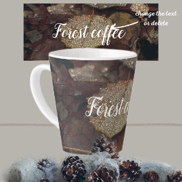 Taza De Café Latte Hojas caídas marrones después de la lluvia