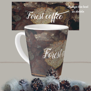 Taza De Café Latte Hojas caídas marrones después de la lluvia