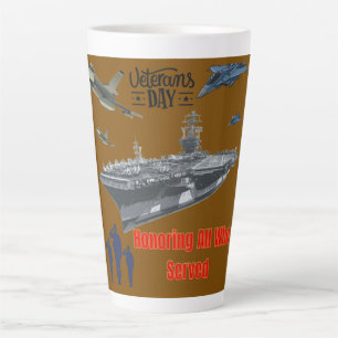 Taza De Café Latte Honrando al poderoso militar marrón
