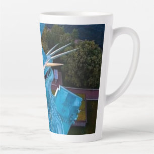 Taza De Café Latte Horizonte de la ciudad de Nueva York, antorcha de