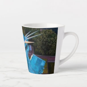 Taza De Café Latte Horizonte de la ciudad de Nueva York, antorcha de