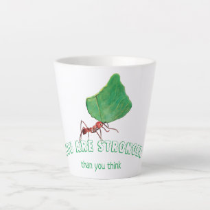 Taza De Café Latte Hormiga llevando una hoja grande