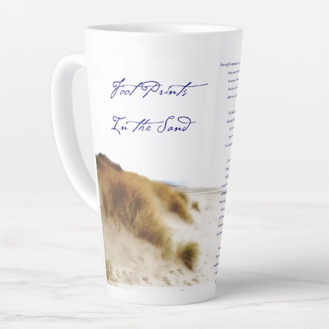 Taza De Café Latte huellas en la arena (Ángulo izquierdo)