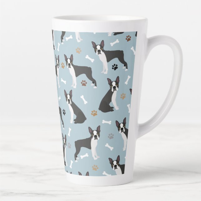 Taza De Café Latte Huesos y caminos de Boston Terrier (Derecha)