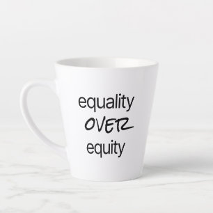 Taza De Café Latte Igualdad sobre equidad latte mug