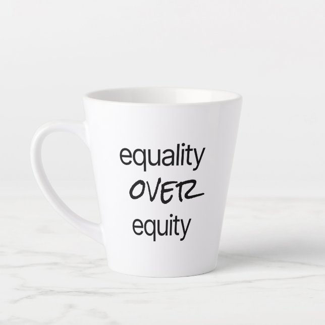 Taza De Café Latte Igualdad sobre equidad latte mug (Izquierda)