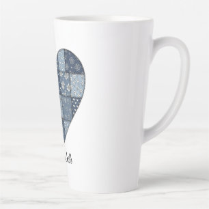 Taza De Café Latte Ilustración de corazón de patchwork de mezclilla a