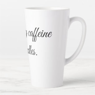 Taza De Café Latte Impulsado por cafeína y velas.