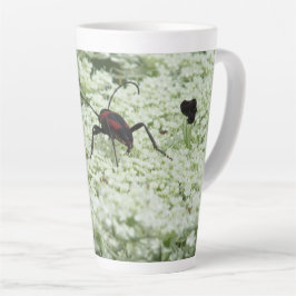 Taza De Café Latte Insectos en la flor de los viejos