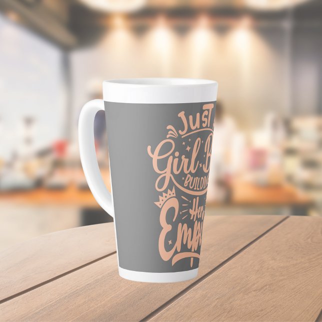 Taza De Café Latte Jefe chica construyendo su arte de palabra imperia (Subido por el creador)