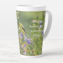 Taza De Café Latte Jilguero en una flor de campanilla  