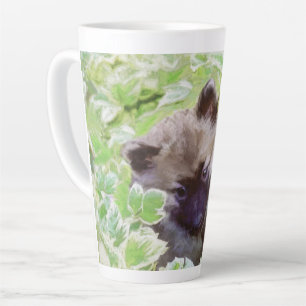 Taza De Café Latte Keeshond Puppy en el jardín pintando arte original