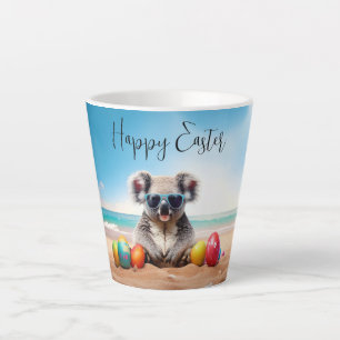 Taza De Café Latte Koala en la playa con huevos de Pascua Feliz Pascu