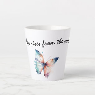 Taza De Café Latte La alegría surge del alma mariposa