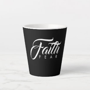 Taza De Café Latte La fe sobre el miedo negro