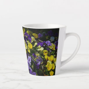 Taza De Café Latte La ladera de los Pansies morado y amarillo