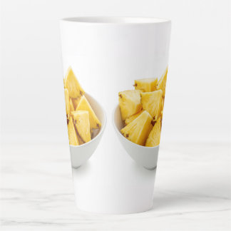 Taza De Café Latte la piña tropieza en un tazón