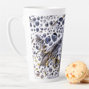 TAZA DE CAFÉ LATTE LA PLAYA, LAS ALGAS, EL AGUA Y LA ARENA