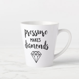Taza De Café Latte La presión hace diamantes - tipografía de guiones