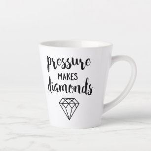 Taza De Café Latte La presión hace diamantes - tipografía manuscrita