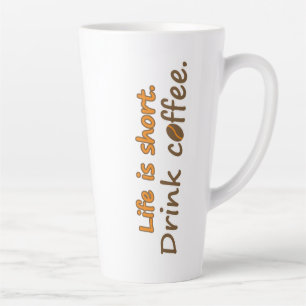 Taza De Café Latte La vida es corta. Bebe café. Divertidos eslóganes 