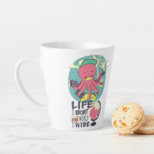 Taza De Café Latte La vida es corta y el mundo es ancho.