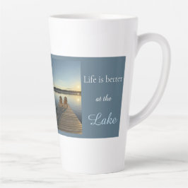 Taza De Café Latte La vida es mejor en el lago Relajante a orillas de