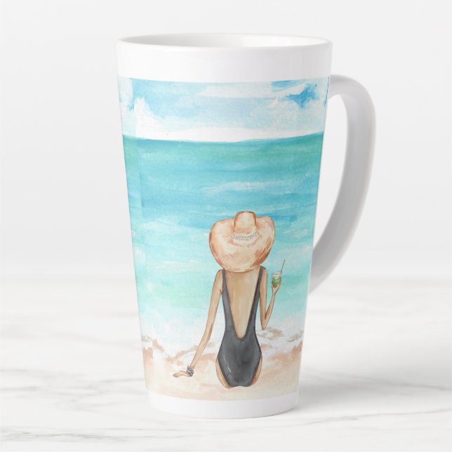 Taza De Café Latte ladie en la playa (Ángulo derecho)