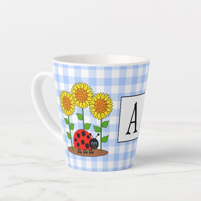 Taza De Café Latte Ladybug con Sunflower Blue Gingham Monograma (Ángulo izquierdo)