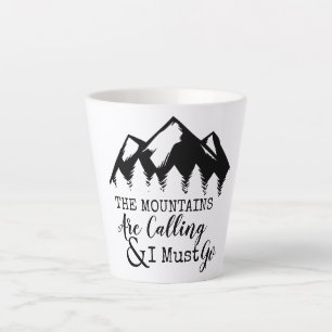 Taza De Café Latte Las Montañas Están Llamando Y Debo Ir Árboles