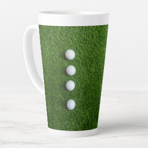 Taza De Café Latte Las pelotas de golf están en hierba verde