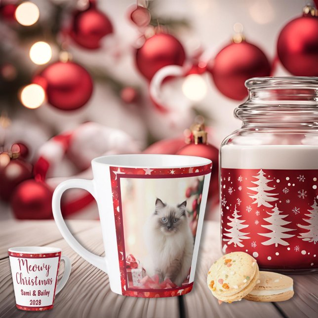 Taza De Café Latte Latte Mug de estrellas rojas y blancas (Red and White Stars Holiday Photo Latte Mug)