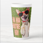Taza De Café Latte Laughing Dog 60th Birthday Latte Mug<br><div class="desc">Fun hito en la taza de cumpleaños muestra la foto de un perro de Corgi riéndose con gafas de sol y "Ha Ha Ha,  tienes 60 años"</div>