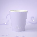 Taza De Café Latte Lavender Purple Modern Script Girly Monograma Nomb<br><div class="desc">Lavender Purple Simple Script Monograma Nombre Latte Café Cup Mug. Esto hace que el dulce perfecto cumpleaños 16,  boda,  ducha de novia,  aniversario,  ducha de bebé o fiesta de soltera sea regalo para alguien que ama el lujo glam y los estilos de moda.</div>