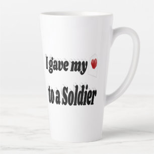 Taza De Café Latte Le di mi corazón a un texto negro de soldado