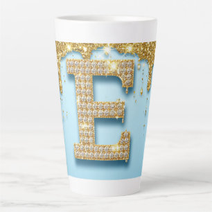 Taza De Café Latte Letra E de diamante de lujo sobre fondo de purpuri