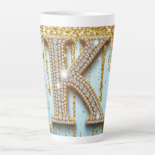 Taza De Café Latte Letra K de diamante de lujo sobre fondo de purpuri