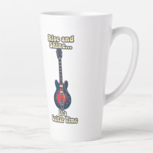 Taza De Café Latte Levántate y brilla. es hora de la guitarra. motiva