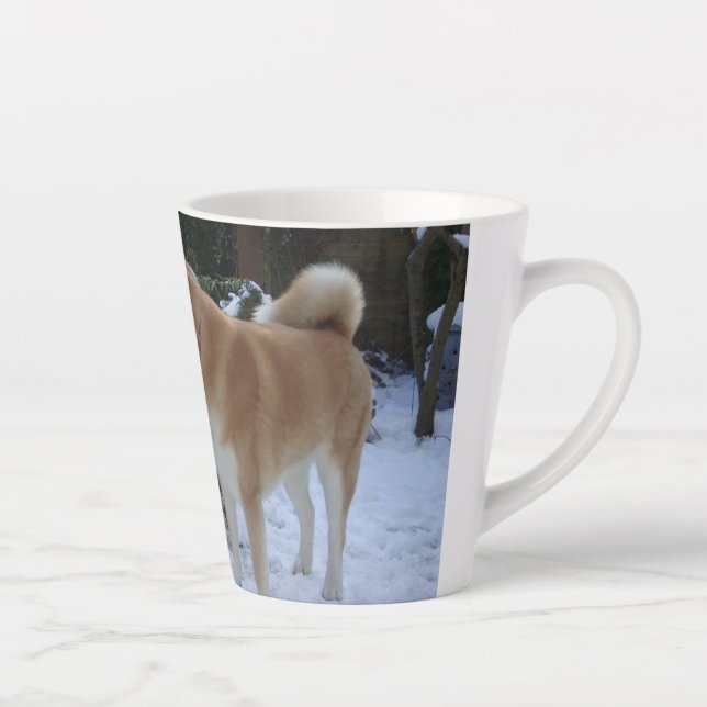 Taza De Café Latte lindo perro akita besando a un muñeco de nieve par (Derecha)