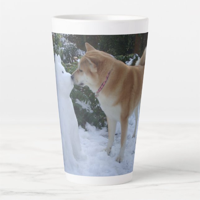 Taza De Café Latte lindos akita besando a un muñeco de nieve akita fo (Anverso)