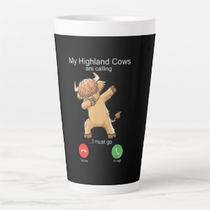 Taza De Café Latte Llaman a vaca escocesa en altiplano