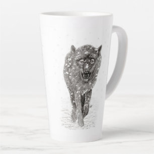 Taza De Café Latte Lobo negro enojado en la nieve, invierno salvaje