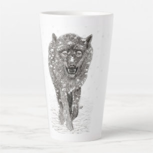 Taza De Café Latte Lobo negro enojado en la nieve, invierno salvaje