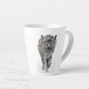 Taza De Café Latte Lobo negro enojado en la nieve, invierno salvaje