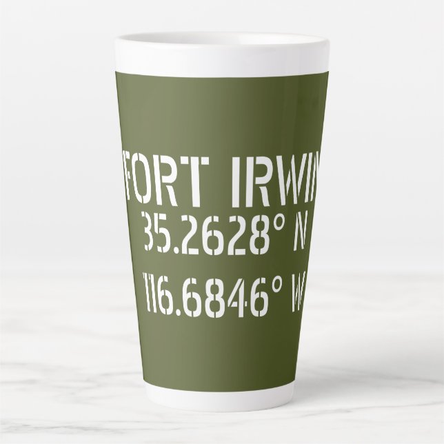 Taza De Café Latte Longitud de Fort Irwin Latitude (Anverso)