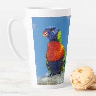 Taza De Café Latte Lorikeets arcoiris colgados en una rama