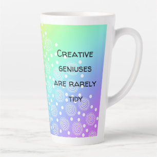 Taza De Café Latte Los genios creativos raramente son el arcoiris mar