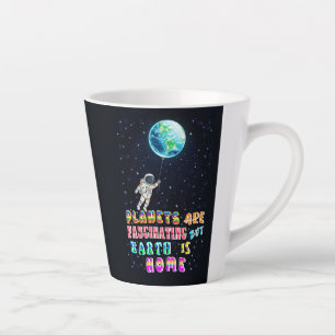 Taza De Café Latte Los planetas son fascinantes pero la Tierra es hog