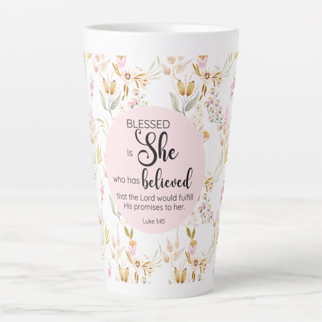 Taza De Café Latte Luke 1:45 Bendita es su floral rosa acuarela (Anverso)