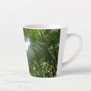 Taza De Café Latte Luz solar a través de la selva tropical con cubier